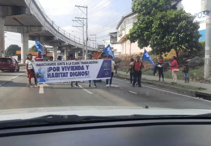 Panameños(as) que ocupan tierras ilegalmente exigen un techo digno.
