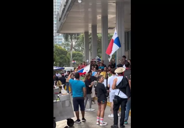 Decenas de personas se participaron en la protesta.