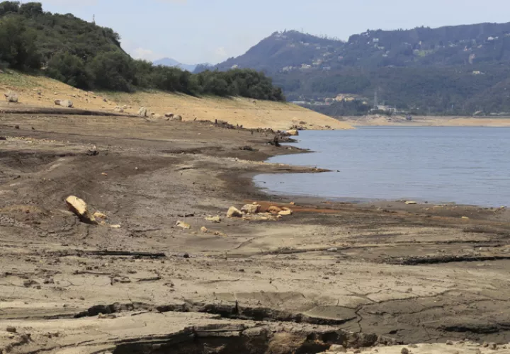 Con extensas playas formadas por la falta de agua se observa el embalse San Rafael ubicado en el municipio de La Calera (Colombia). EFE