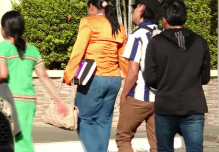 LLegada de familiares de la imputada a la audiencia verificada este viernes.