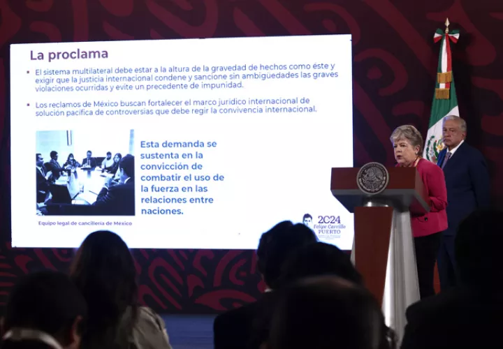 La secretaria de Exteriores de México, Alicia Bárcena, participa en la rueda de prensa matutina del presidente Andrés Manuel López Obrador, este jueves en el Palacio Nacional de la Ciudad de México (México). EFE