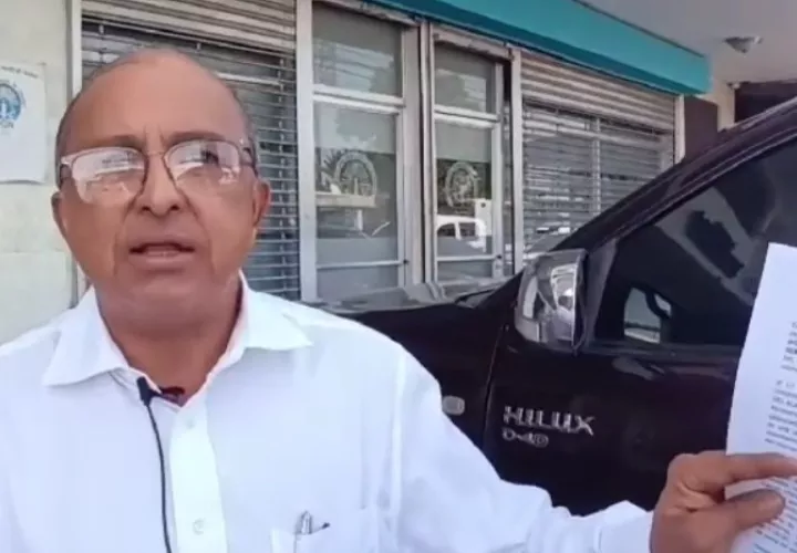  El abogado Iván Castillo presenta la denuncia ante el MP.