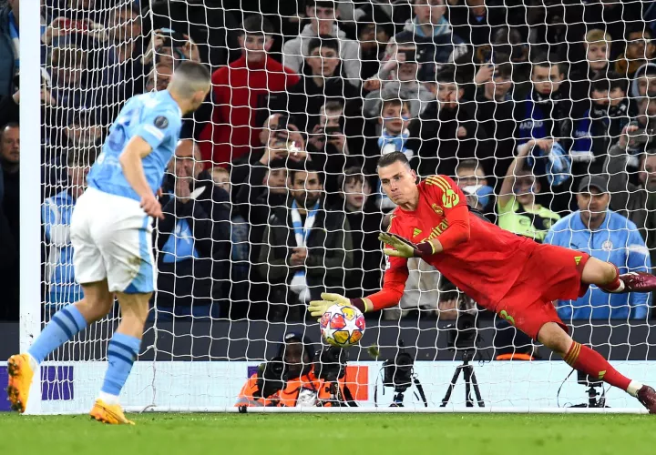 Andriy Lunin detiene el penalti a Mateo Kovacic. /Foto: EFE