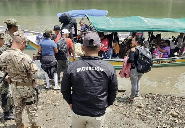 Los migrantes irregulares ingresan a Panamá por el Darién, caminando por trochas desde Colombia.
