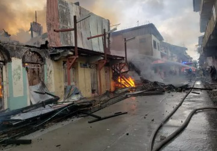 Unos 200 bomberos han trabajado para extinguir totalmente el incendio.