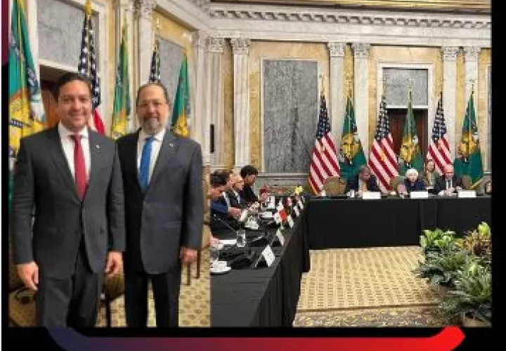 El viceministro de Economía y Finanzas, Jorge Almengor, y el gerente general de Banco Nacional de Panamá, Javier Carrizo Esquivel, 