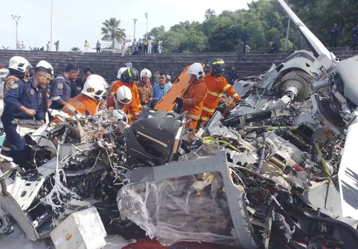 Los equipos de emergencia de Malasia tratan de recuperar los cadáveres de los fallecidos a raíz del accidente de dos helicópteros de la Marina. EFE