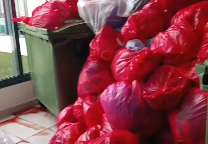 Estos desechos hospitalarios están presentes en varias áreas del hospital.