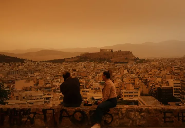 Polvo sahariano cubre el cielo de Atenas, Grecia, este martes. EFE