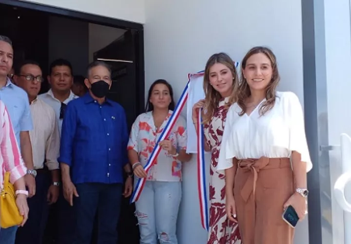 El presidente, Laurentino Cortizo posa junto a la familia de Sion Cohen.