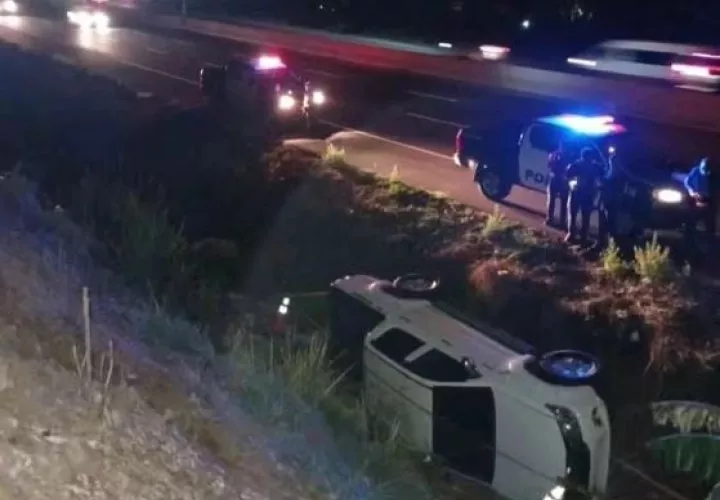 El auto del empresario terminó volcado 