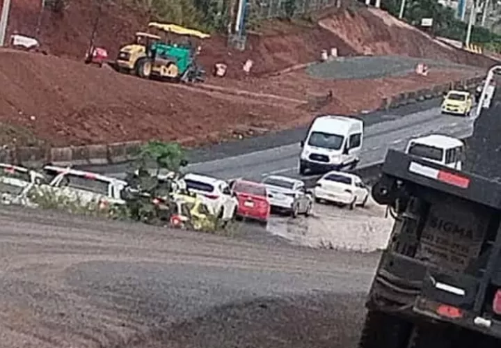 Parte de la vía Interamericana se inundó a la altura de Arraiján Cabecera.