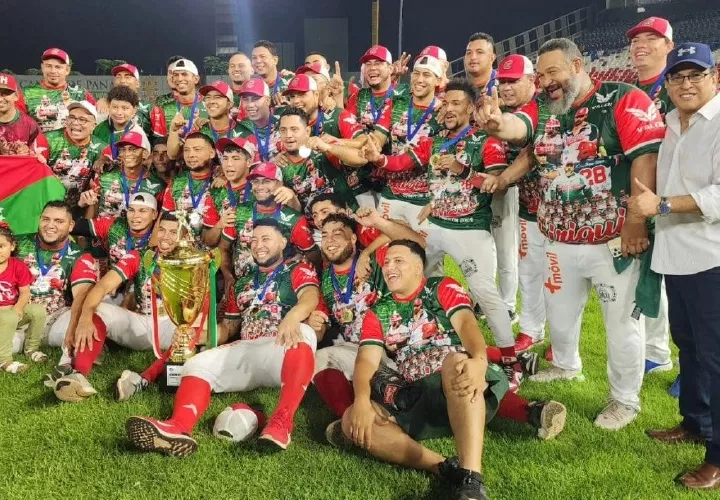 El equipo de Chiriquí conquistó el título mayor de béisbol 2024, al vencer en siete juegos a Colón. Foto: Pandeportes