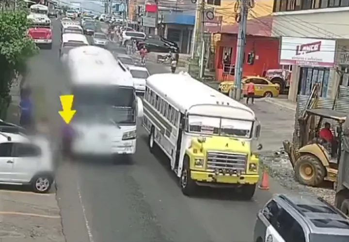 Un autobús atropelló a un peatón.