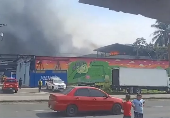 En incendio estalló en horas de la tarde de este domingo.