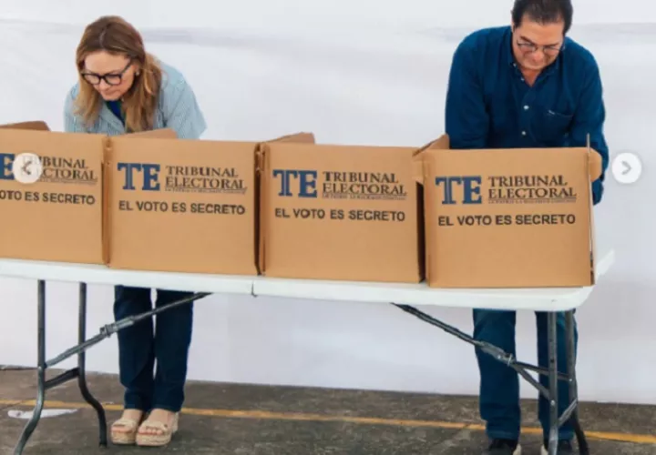 El candidato Martín Torrijos votó en el Instituto Bolívar.