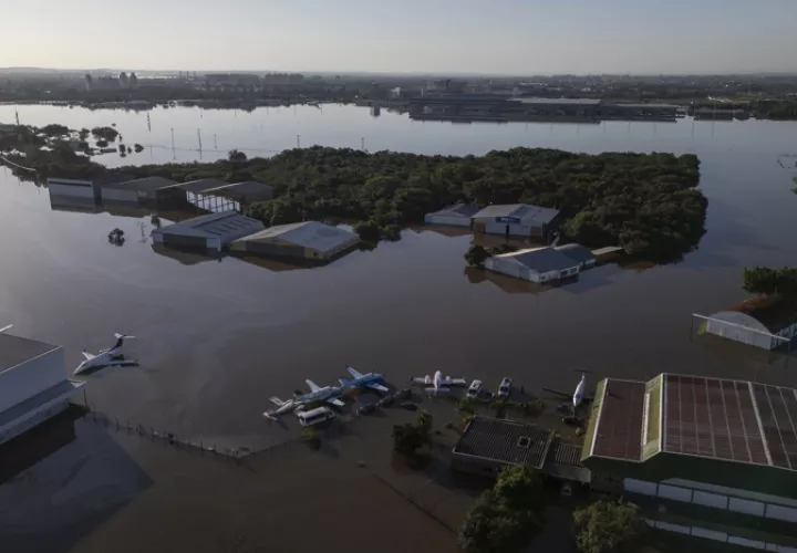 Fotografía aérea donde se observan unos aviones en una pista inundada este lunes, en el Aeropuerto Internacional Salgado Filho de Porto Alegre (Brasil). EFE