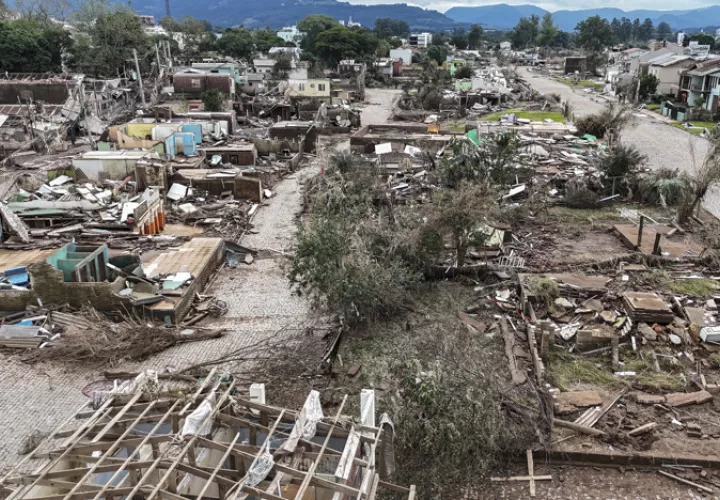 Fotografía aérea tomada con un dron que muestra las casas destruidas tras la inundación causada por el desbordamiento del río Taquari. EFE