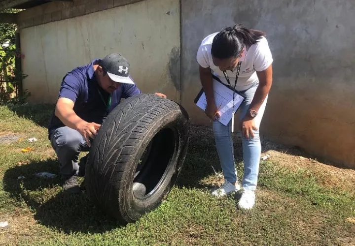 Después de 2 días de lluvia en agua se empezó a acumular en neumáticos y objetos en deshuso.
