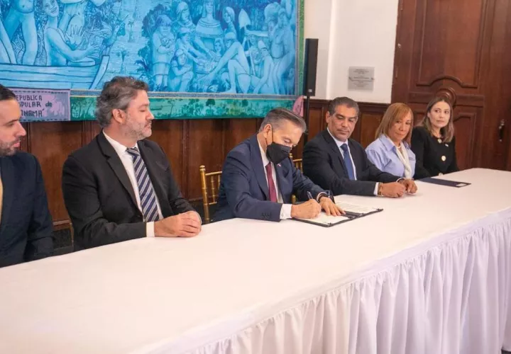 El madatario Cortizo estampa su firma en el decreto.