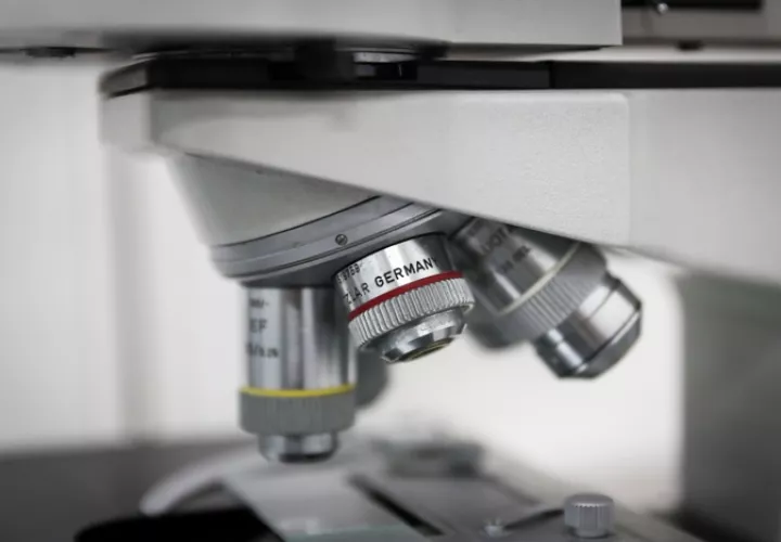 Vista de un microscopio en un laboratorio. EFE