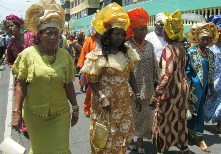 Bellas mujeres lucen trajes representativos de la etnia negra.