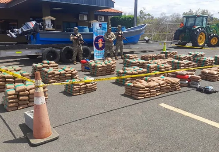 Cuatro hombres que custodiaban la droga fueron aprehendidos durante la operación.