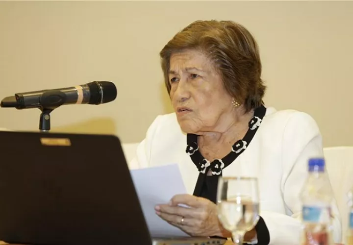 Dra. Aura Emérita Guerra de Villalaz (q.e.p.d).