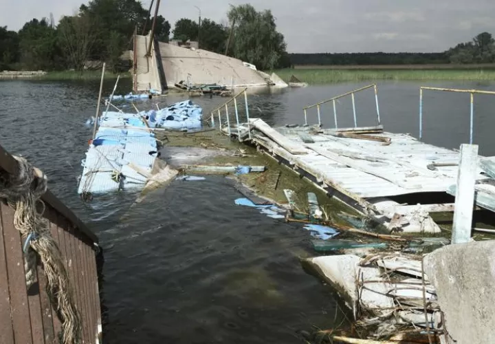 Vista de un puente dañado en la aldea de Rubizhne, cerca de Vovchansk, región de Járkov, noreste de Ucrania, 12 de mayo de 2024, en medio de la invasión rusa.EFE