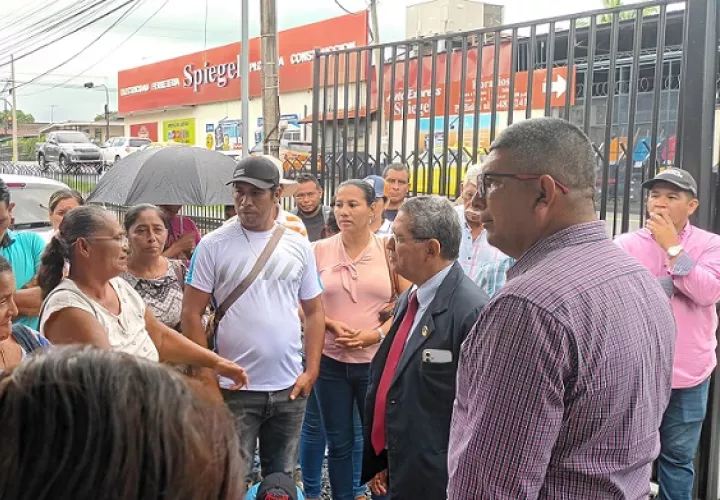 En las afueras de la Fiscalía, los pobladores dejaron entre ver que las presuntas irregularidades se cometieron bajo la sospecha de complicidad de los representantes del Tribunal Electoral.