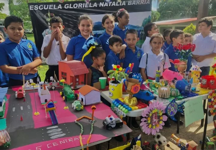 Se realizó una exposición de manualidades en el que los estudiantes utilizaron materiales reciclados para crear obras de arte.