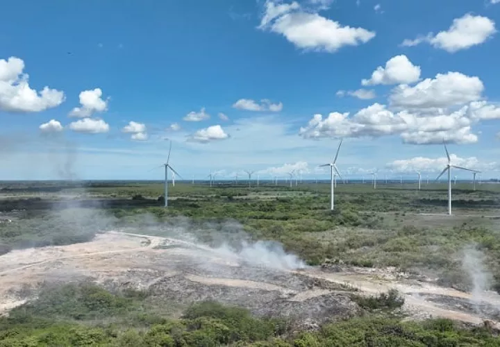 Humo y vapor tóxico sigue emenando del vertedero de Penonomé. Foto: PN