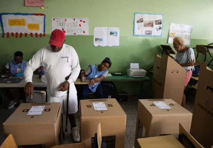 Ciudadanos votan este domingo en Santo Domingo (República Dominicana). EFE