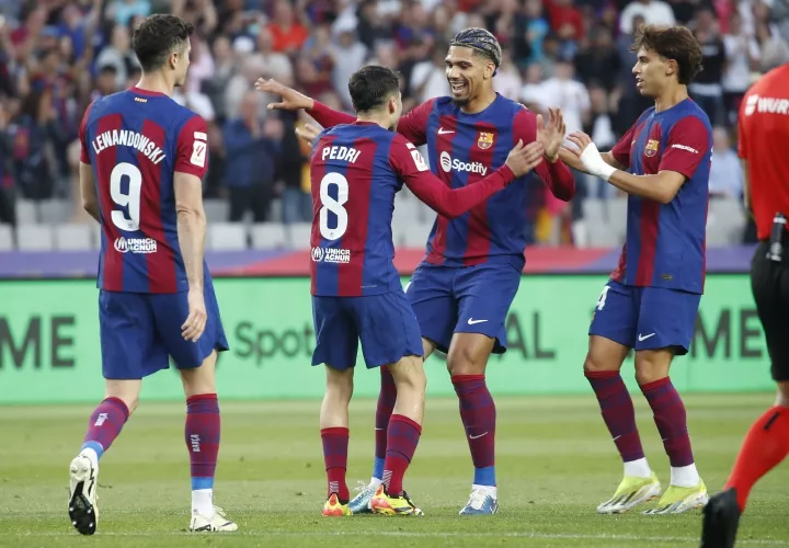 Pedri (2i), Lewandowski (i), Araujo (2d) y Joao Felix celebran el 3-0. Foto: EFE