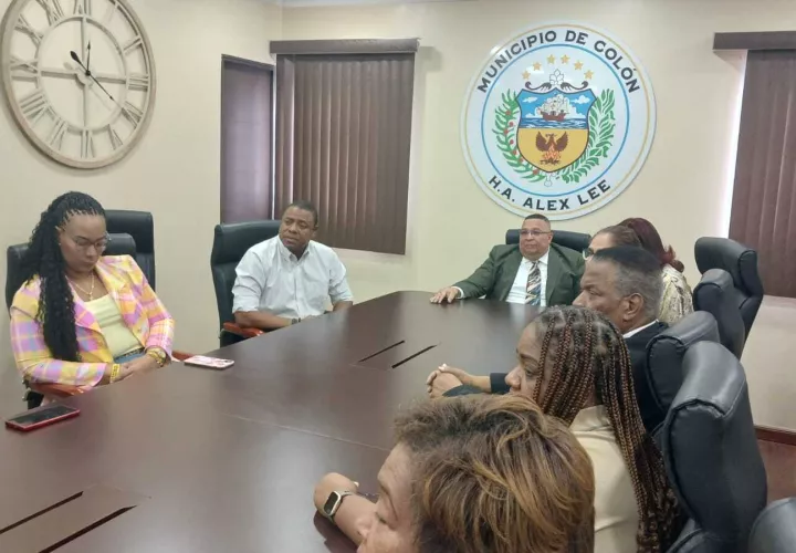 Alcaldes saliente y entrante en una primera reunión administrativa.