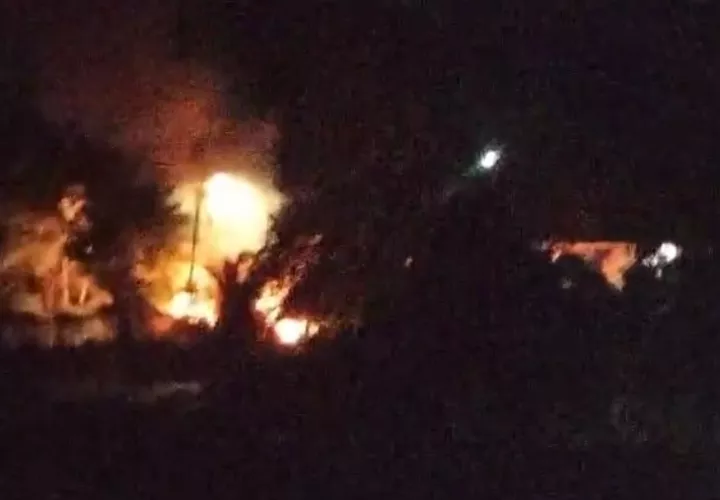 Escena del incendio que devastó dos autos.