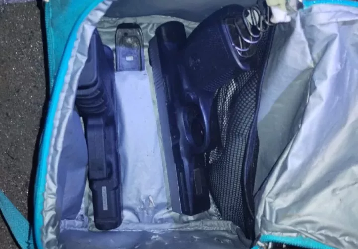 Dos armas ocultas en una mochila.