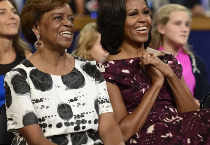 La exprimera dama de Estados Unidos Michelle Obama (d) junto a su madre, Marian Robinson, quien murió este 31 de mayo de 2024 a los 86 años. EFE