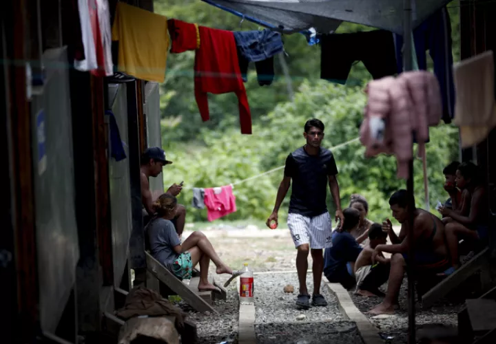 Migrantes descansan en la estación de recepción migratoria de Lajas Blancas, en Darién. EFE / Archivo