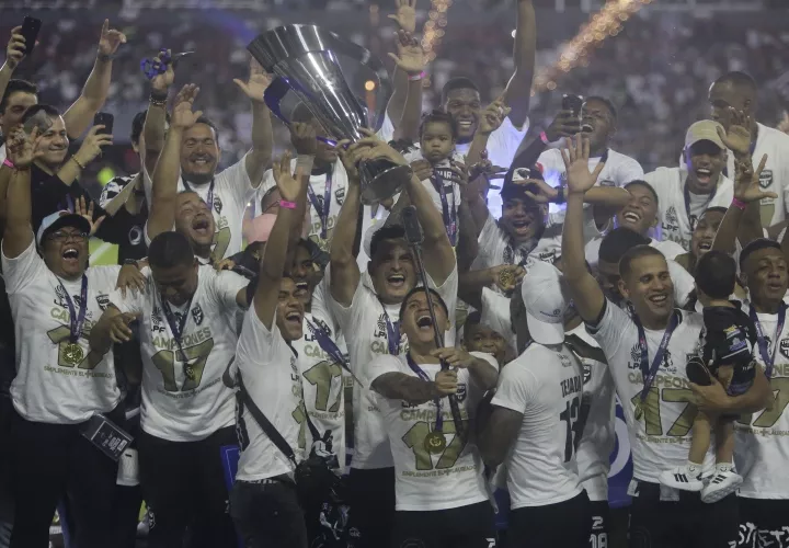 El Tauro FC levantó su corona número 17 en la categoría de honor del fútbol nacional. Foto: EFE