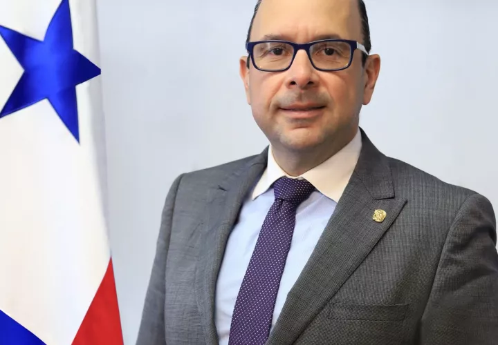 Eduardo Leblanc presentó esta tarde una denuncia en la Procuraduría General de la Nación.