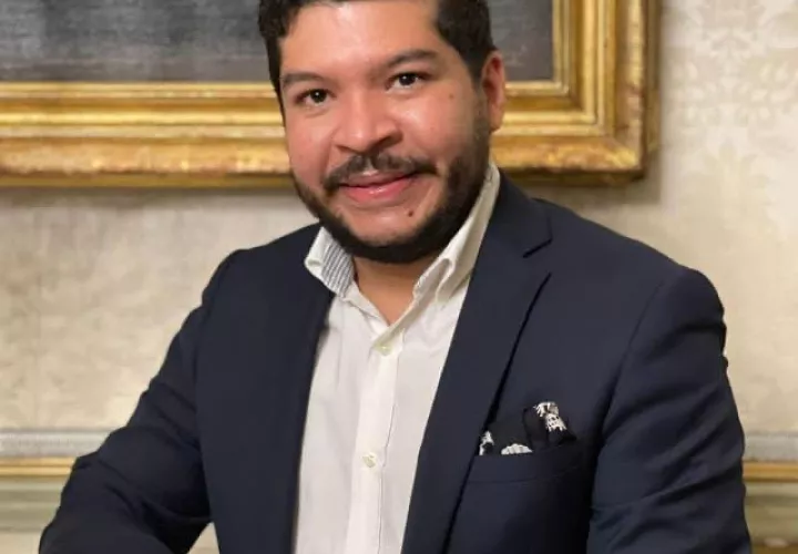 Javier Alvarado ganó el IV Premio Internacional de Poesía de Fuente Vaqueros. Foto: Instagram