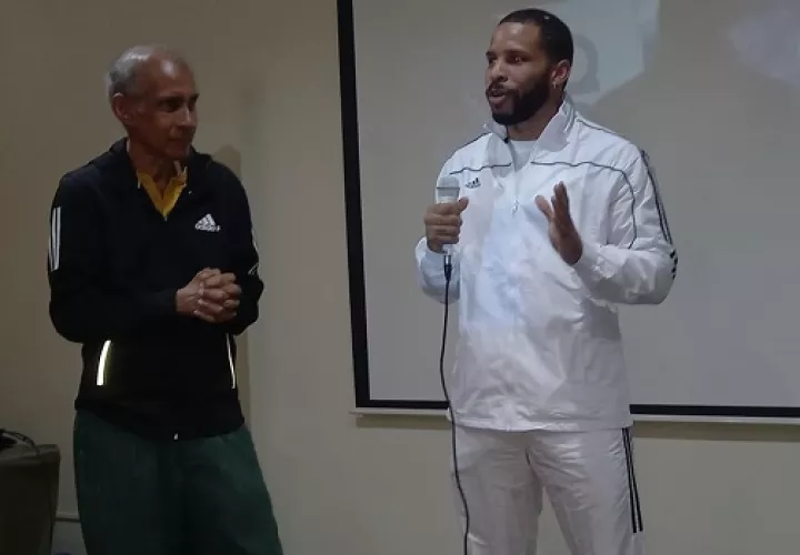 Junior 'Bronco Man' Meléndez (der.) junto al promotor de la función Francisco Cornejo. Foto: Joel González