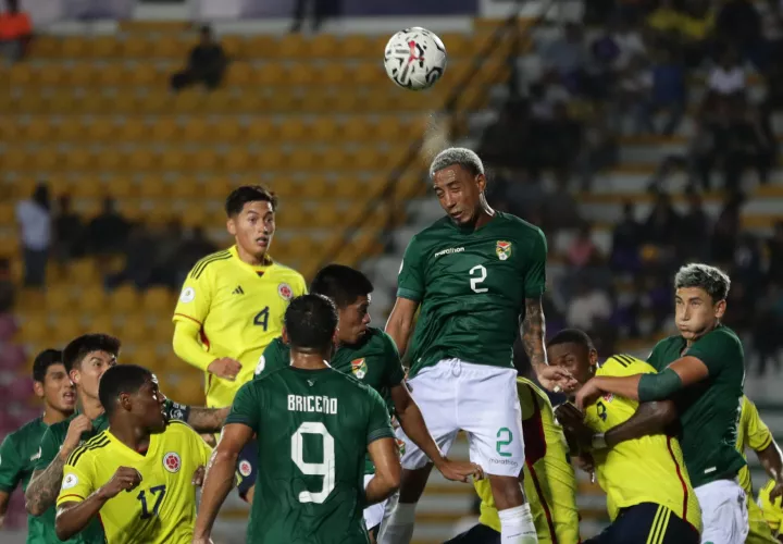 El defensor boliviano Jairo Quinteros (c). Foto: EFE