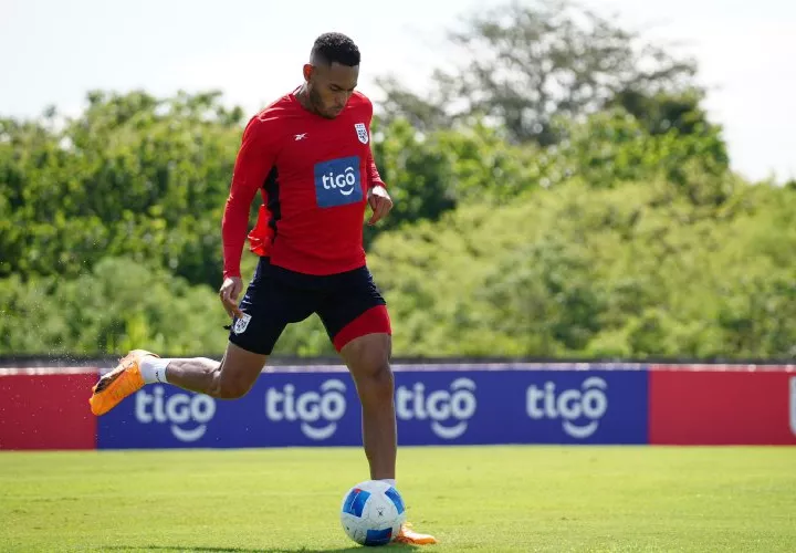 Ismael Díaz, atacante de la selección nacional, durante los entrenamientos. Foto: EFE