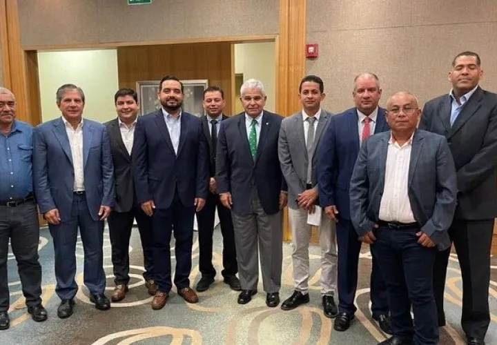 Mulino junto a integrantes de la bancada Panameñista.