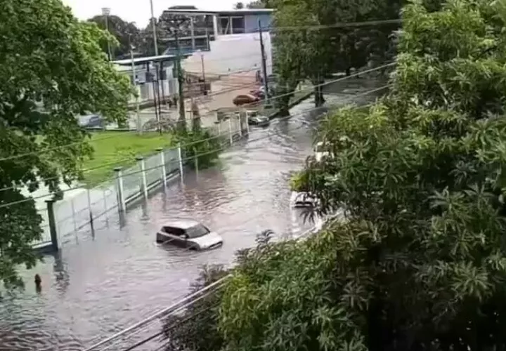 Auto flotando en zona residencial de Juan Díaz.