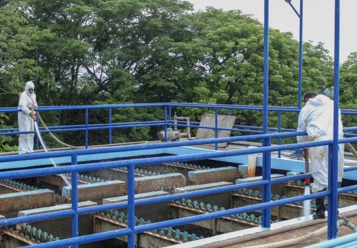 Personal del Idaan realizan trabajos en la planta potabilizadora.