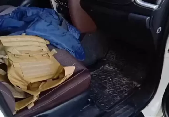 Las armas y chalecos escondidos en los vehículos.