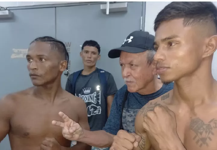 Leroy &#039;El Sensacional&#039; Estrada (izq.) y el colombiano Rubén Mendoza en la ceremonia de pesaje oficial. Foto: Joel González